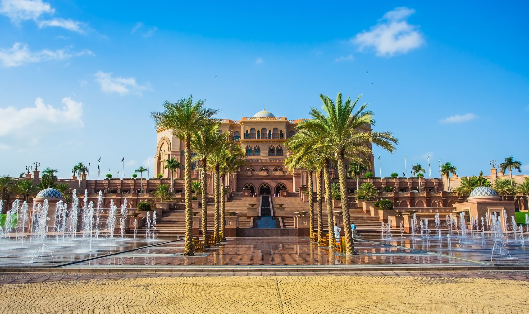 Emirates Palace & Other Top Photo Spots in Abu Dhabi | Localgrapher